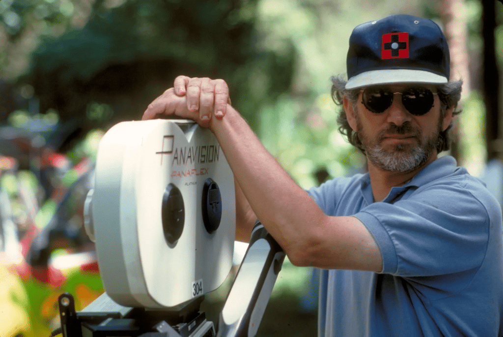 Steven Spielberg durante as filmagens de Jurassic Park – O Parque dos Dinossauros (1993). Créditos: © 1993 Universal Pictures Company, Inc.