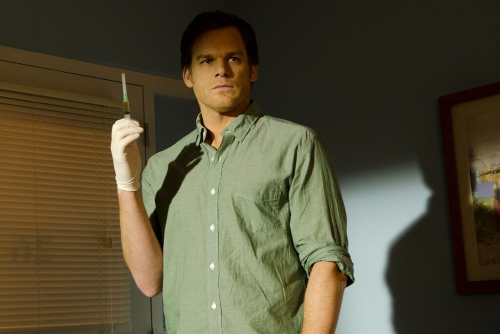 Dexter Morgan (Michael C. Hall), serial killer que só mata criminosos. Distribuição: Showtime.