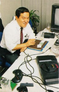 Hideki Sato ao lado do Mega Drive - Imagem MD Stock