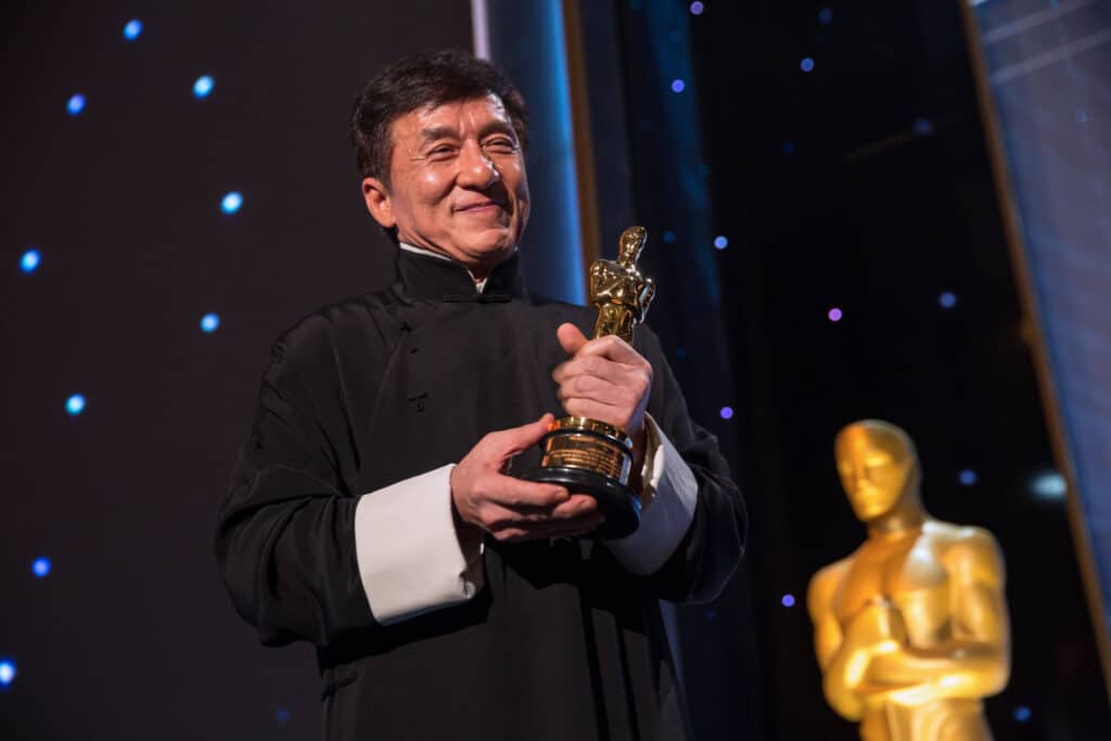 Jackie Chan recebe o Oscar pelo conjunto de sua obra em 2016. Foto: Monica Almeida/The New York Times.