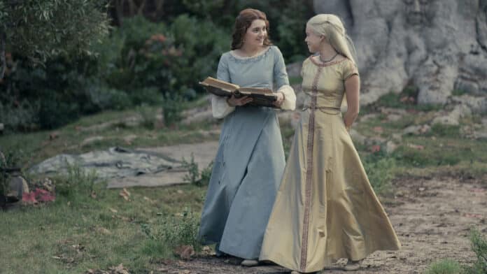 Alicent Hightower e Rhaenyra Targaryen jovens conversando sobre Rainha Nymeria