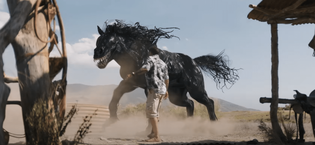 Uma das cenas mais marcantes do trailer de Venon: A Última Rodada (2024), em que o personagem "transforma" um cavalo em simbiose. Distribuição: Sony Pictures Releasing.