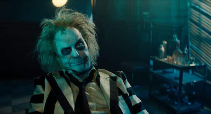 Michael Keaton como Beetlejuice em Os Fantasmas Ainda se Divertem (2024). Distribuição: Warner Bros. Pictures.