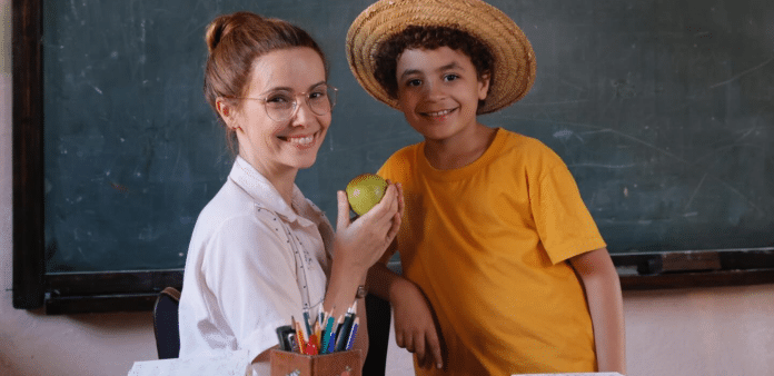 Débora Falabella como professora Marocas e Isaac Amendoim como Chico Bento