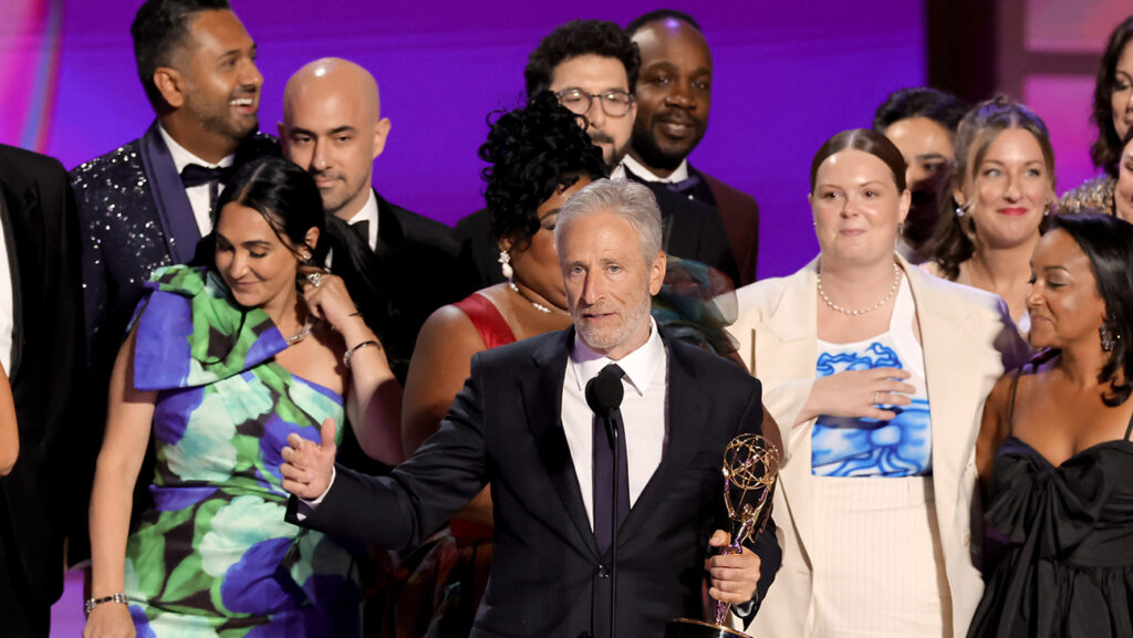 Jon Stewart e equipe de The Daily Show recebendo e prêmio de Melhor Talk Show 