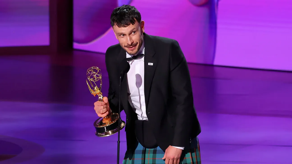 Richard Gadd recebendo o prêmio de melhor ator em série limitada no Emmy 2024