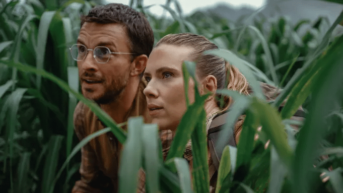 Jonathan Bailey e Scarlett Johansson em Jurassic World Rebirth (2025). Créditos: Jasin Boland/Universal Pictures and Amblin Entertainment.