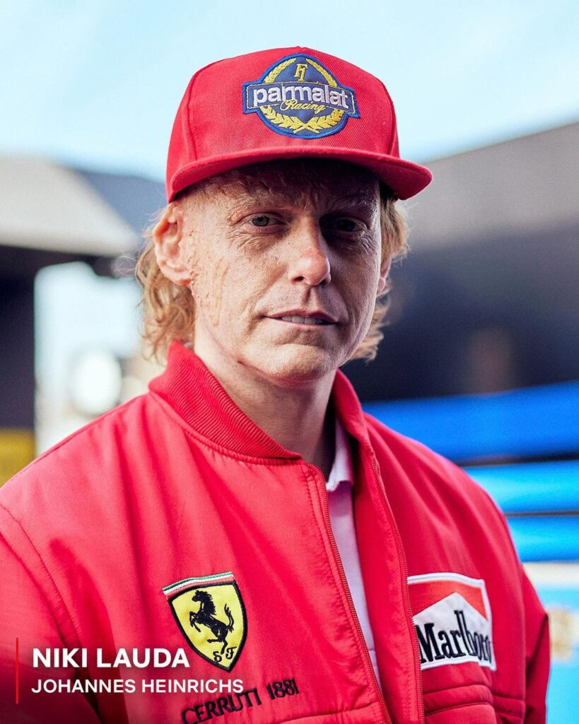 Johannes Heinrich como o piloto austríaco Nikki Lauda