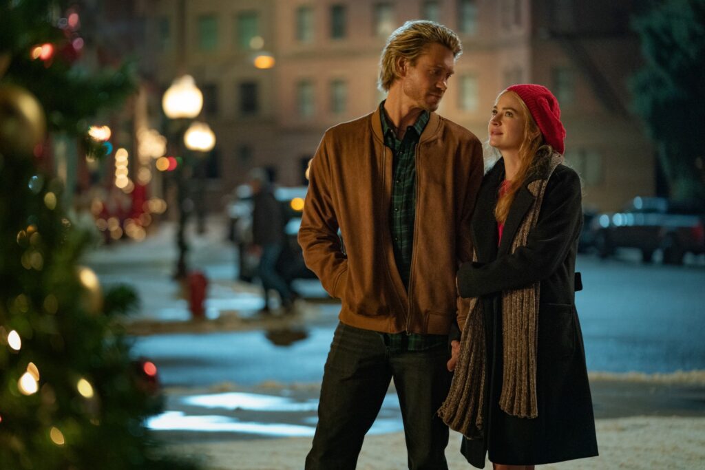 Chad Michael Murray e Britt Robertson em No Ritmo do Natal