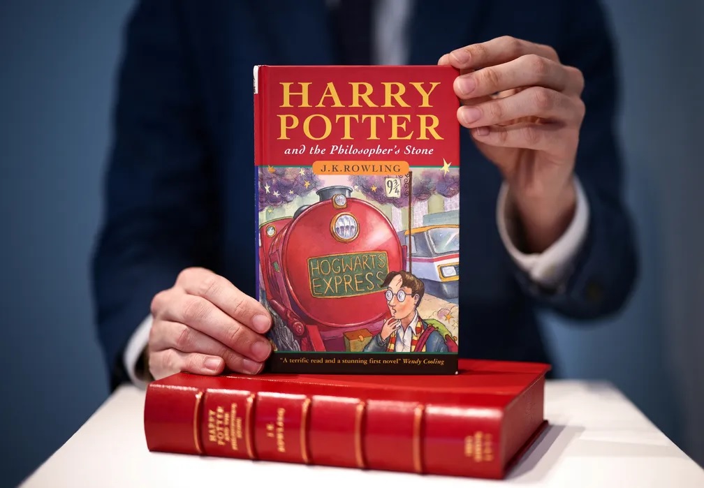 Livro Harry Potter e a Pedra Filosofal - Henry Nicholls - Reuters