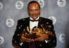 Quincy Jones com alguns de seus muitos Grammys, em 1991. Créditos: Rick Maiman/Sygma via Getty Images