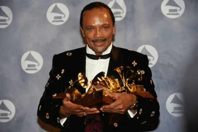 Quincy Jones com alguns de seus muitos Grammys, em 1991. Créditos: Rick Maiman/Sygma via Getty Images