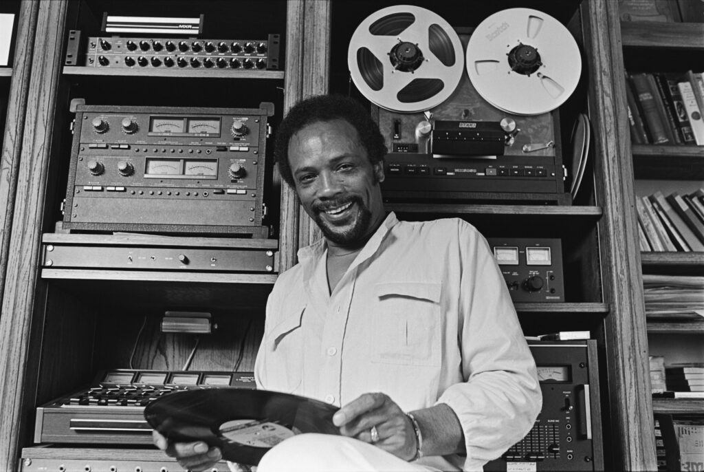 Quincy Jones em seu estúdio, em 1980. Créditos: Los Angeles Times.