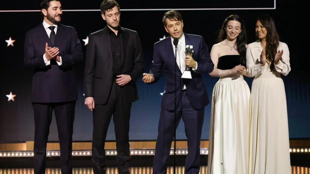 O diretor Sean Baker e parte do elenco de Anora no palco do Critics' Choice Awards 2025, discursando após a vitória na categoria de Melhor Filme. Foto: Kevin Winter/Getty Images for Critics Choice Association