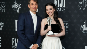 Sean Baker e Mikey Madison, diretor e protagonista de Anora, respectivamente, posam com a estatueta do Critics' Choice Awards. Foto: Jordan Strauss/Invision/AP.