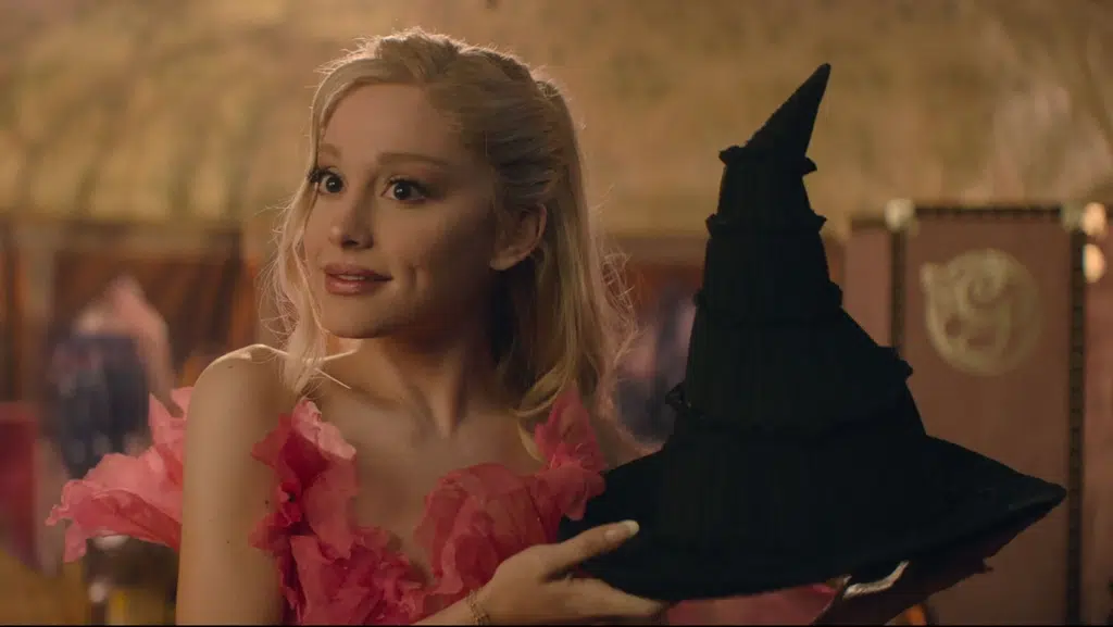 Ariana Grande em cena de Wicked. Distribuição: Universal Pictures