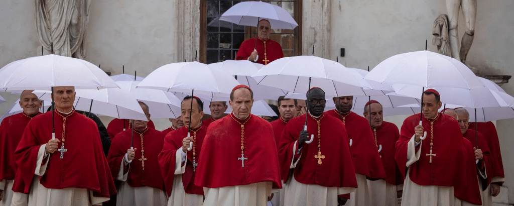 Cena de Conclave. Distribuição: Focus Features,