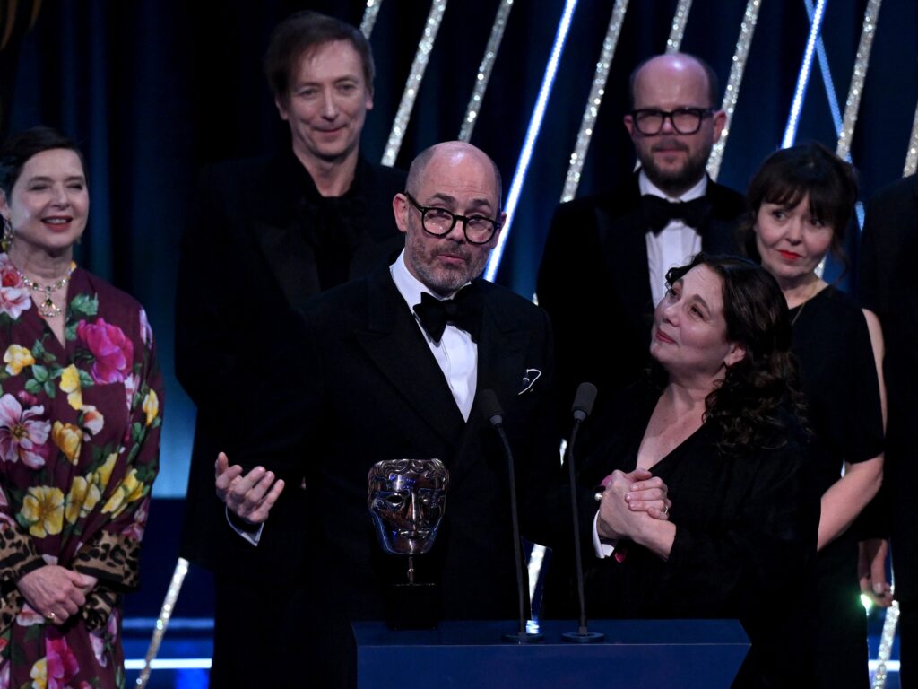 Edward Berger discursando no palco do BAFTA após vencer a categoria de Melhor Filme. Foto: Stuart Wilson/BAFTA/Getty Images for BAFTA.