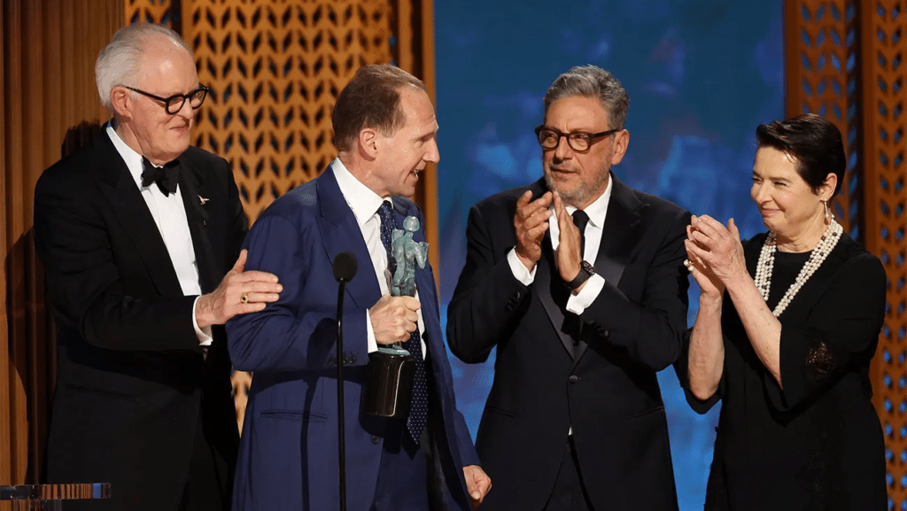 Elenco de Conclave recebe o SAG Awards 2025 de Melhor Elenco. Foto: Matt Winkelmeyer/Getty Images.