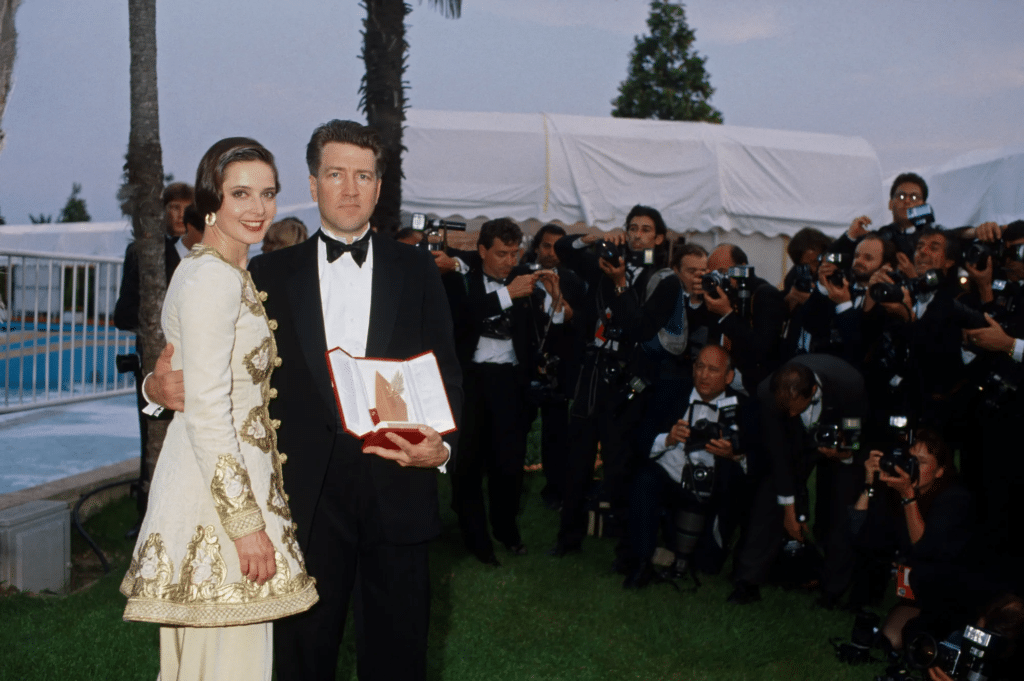 David Lynch recebe a Palma de Ouro no Festival de Cannes de 1990 pelo filme Coração Selvagem (1990). Fotografia: Jean-Claude Deutsch/Jacques Lange/Paris Match via Getty Images.