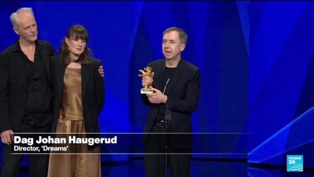 O diretor Dag Johan Haugerud com o Urso de Ouro na mão. Vídeo: Leo McGUINN