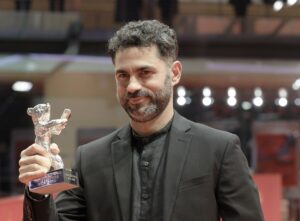 O diretor brasileiro Gabriel Mascaro com o Urso de Prata na mão após vencer o Grande Prêmio do Júri do Festival Internacional de Cinema de Berlim. Foto: Elena Ternovaja