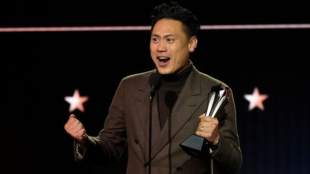 Jon M. Chu surpreso ao receber o Critics' Choice Awards de Melhor Direção: Foto: AP Photo/Chris Pizzello.