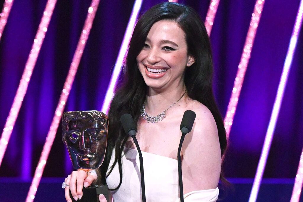 Mikey Madison com a estatueta do BAFTA. Foto: Stuart Wilson/BAFTA/Getty