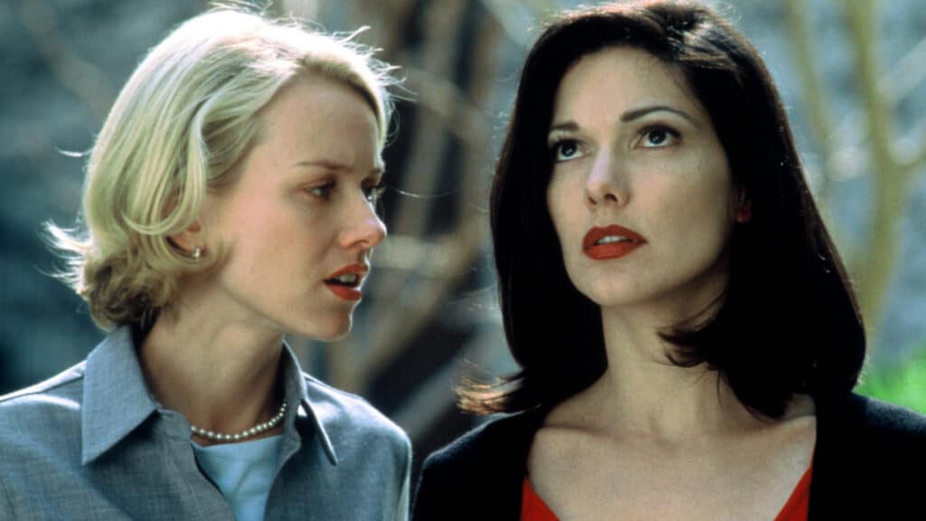 Naomi Watts e Laura Harring em cena de Cidade dos Sonhos (2001). Distribuição: Universal Pictures.