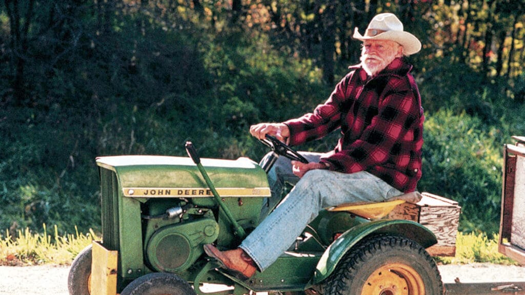 Richard Farnsworth em cena de Um História Real (1999). Distribuição: Walt Disney Pictures.