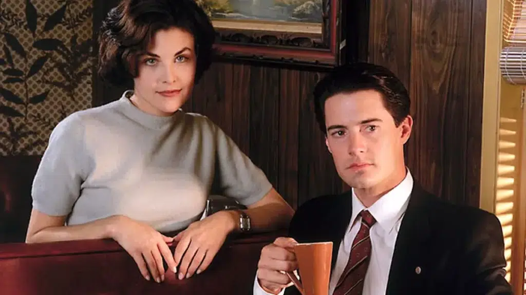 Kyle MacLachlan e Lara Flynn Boyle em cena de Twin Peaks (1990-1991). Distribuição: ABC