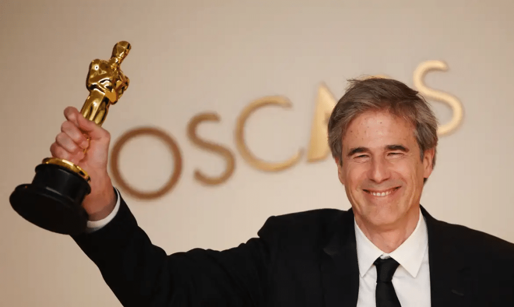 Walter Salles com o Oscar na mão. Foto: Reuters/Daniel Cole/Proibida reprodução