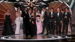 Elenco e equipe de Anora recebem o Oscar 2025 de Melhor Filme. Foto: ABC7