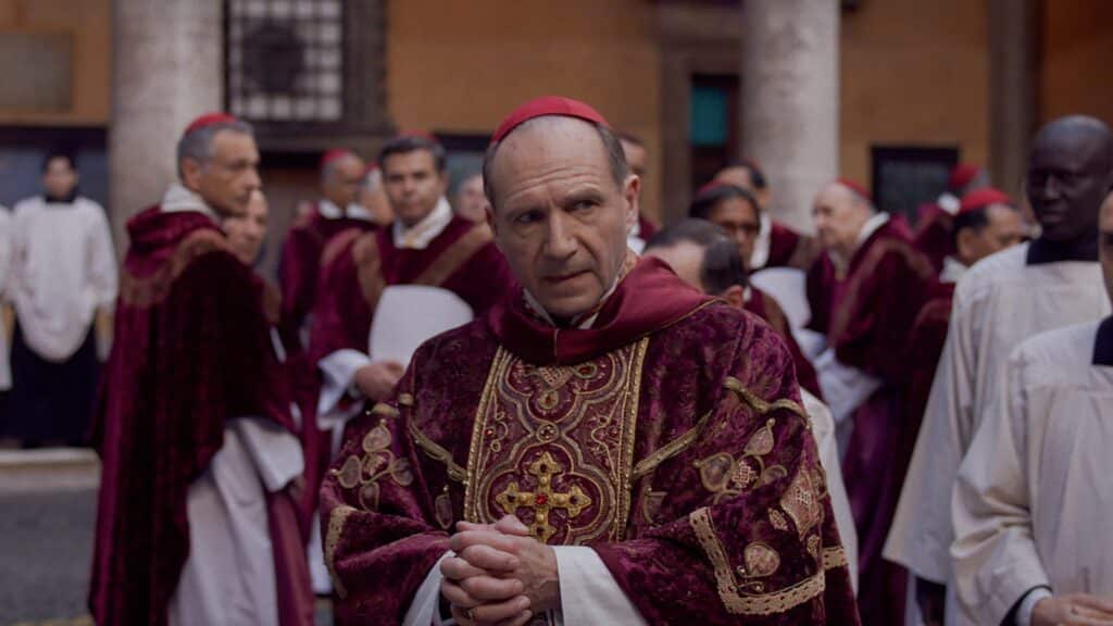 Ralph Fiennes em cena de Conclave (2024). Distribuição: Focus Features