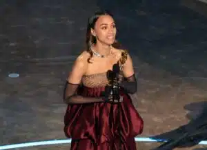 Zoë Saldaña recebendo o Oscar de Melhor Atriz Coadjuvante por Emilia Pérez