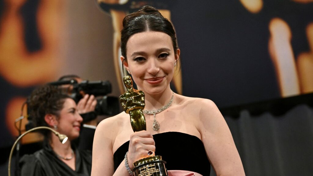 Mikey Madison posa com seu Oscar de Mlehor Atriz nas mãos. Foto: ANGELA WEISS / AFP
