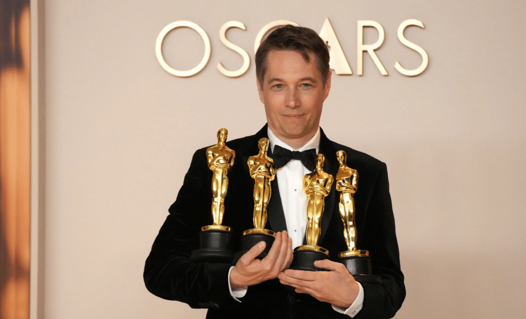 Sean Baker segura seus quatro Oscars. Foto: Jeff Kravitz/FilmMagic