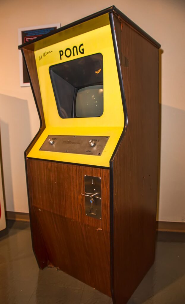 Desenvolvido pela Atari e lançado originalmente em 1972 - Imagem Chris Rand - Wikipédia