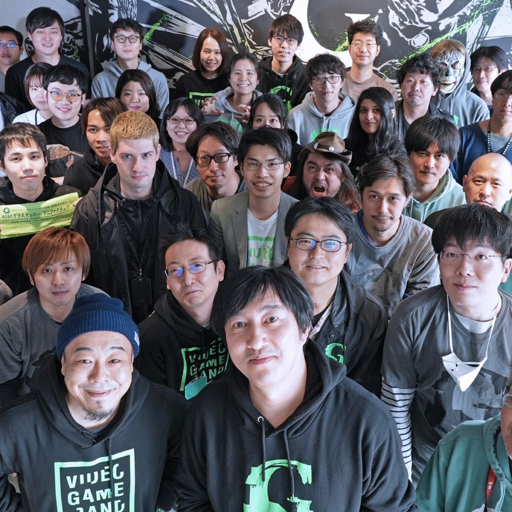 Suda51 e a equipe do estúdio Grasshopper Manufacture
