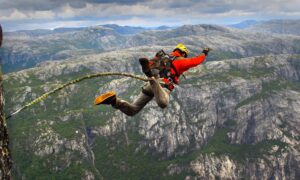homem pulando de montanha, bungee jumping