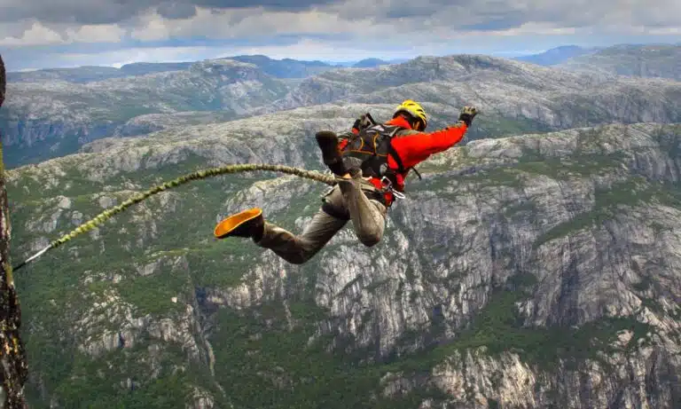 homem pulando de montanha, bungee jumping