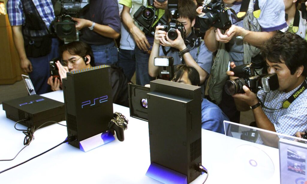 Setembro de 1999: PlayStation revelou o console PS2 pela primeira vez no Tokyo Game Show.