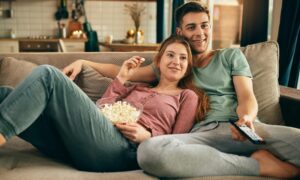 casal assistindo filmes comédia romântica