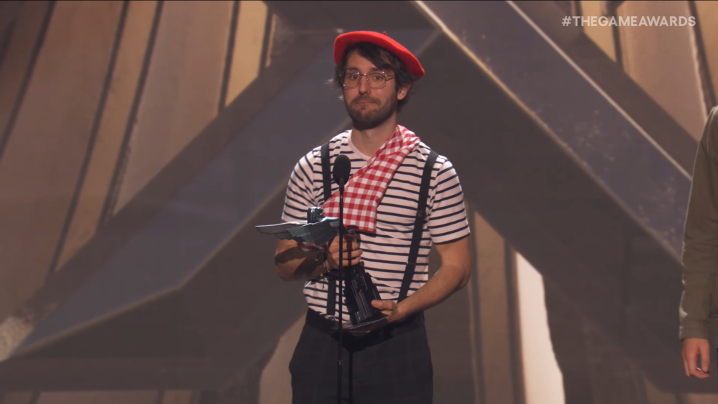 O diretor de Clair Obscur: Expedition 33 ,Guillaume Broche se emociona ao receber troféu