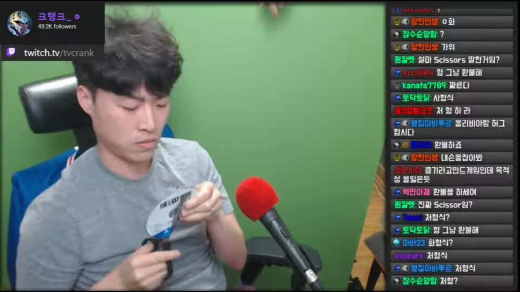 Streamer TVCrank indignado destruindo sua cópia de TLOU Part II ao vivo