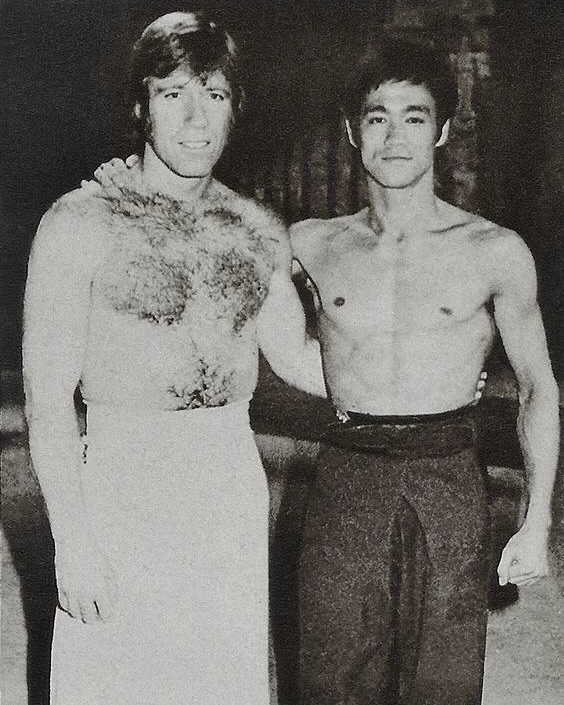Chuck Norris ao lado de Bruce Lee