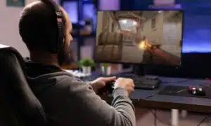 jogando Counter-Strike 2 no computador