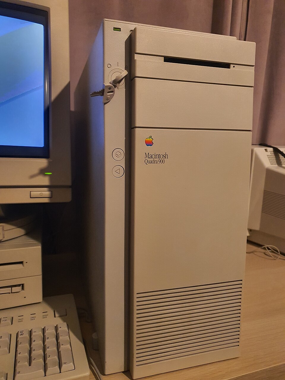 Macintosh Quadra 900 - Imagem Dusza Artysty (Wikipedia)