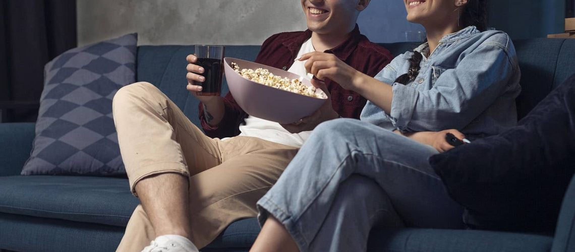 casal assistindo os maiores lançamentos de outubro da Netflix