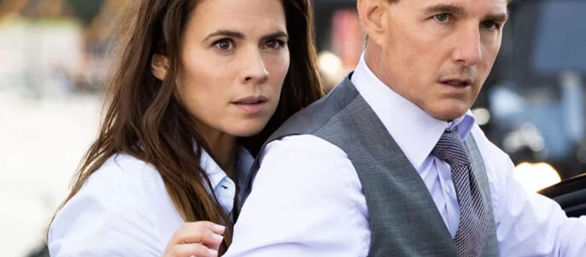 Atriz Hayley Atwell e Tom Cruise em Missão: Impossível 7